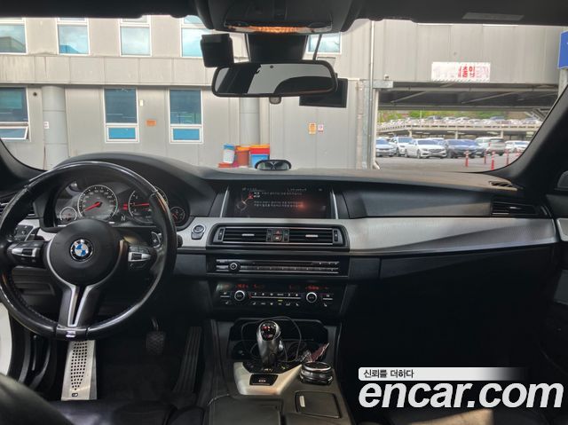 BMW M5 — interior