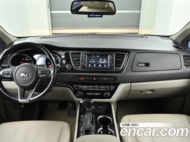 Kia Carnival — interior
