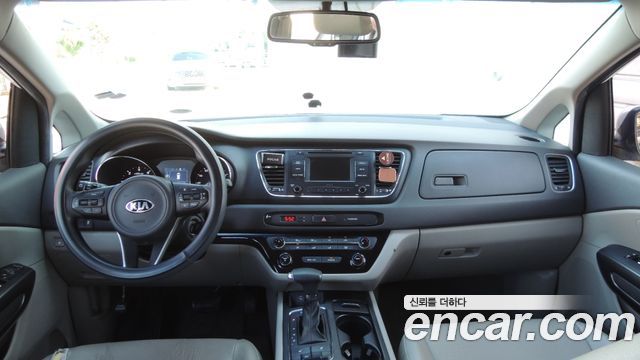 Kia Carnival — interior