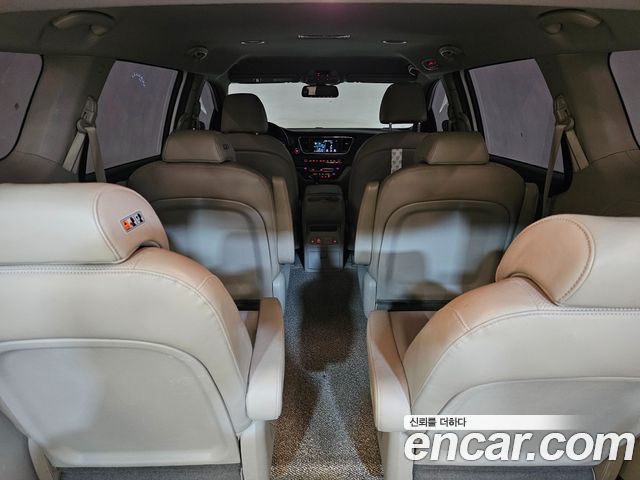 Kia Carnival — interior
