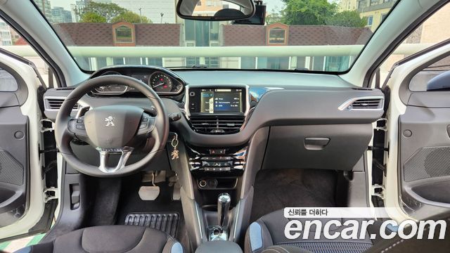 Peugeot 208 — interior