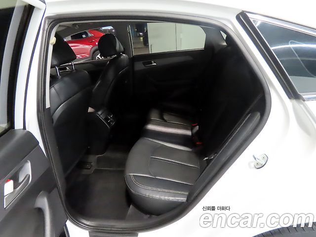 Hyundai Sonata — interior