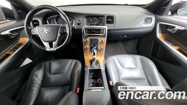 Volvo V60 — interior