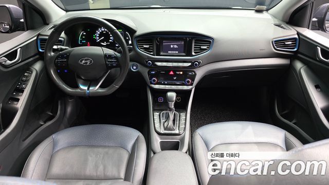 Hyundai Ioniq — interior