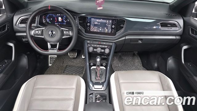 Volkswagen T-Roc — interior
