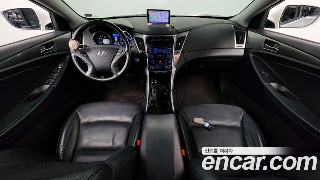 Hyundai Sonata — interior