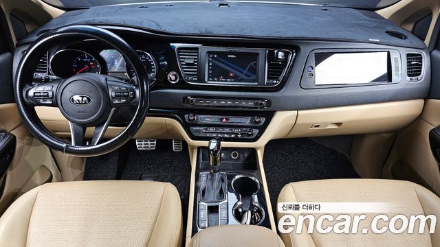 Kia Carnival — interior