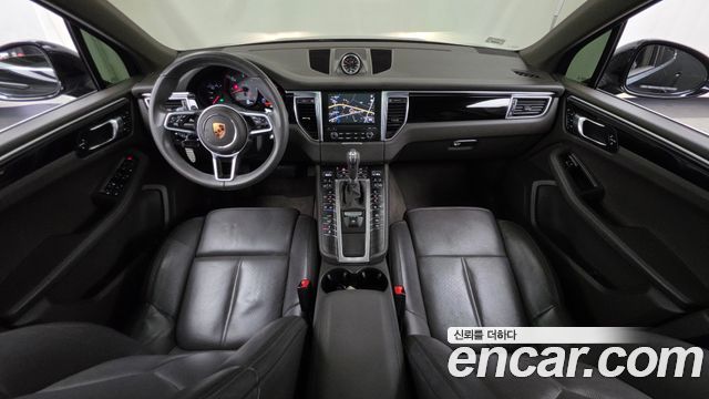 Porsche Macan — interior
