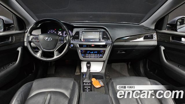 Hyundai Sonata — interior