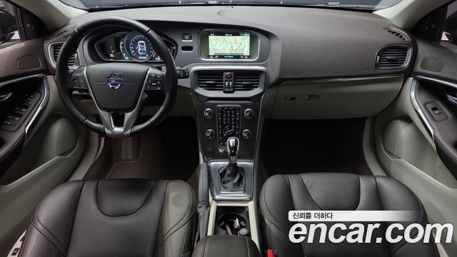 Volvo V40 — interior