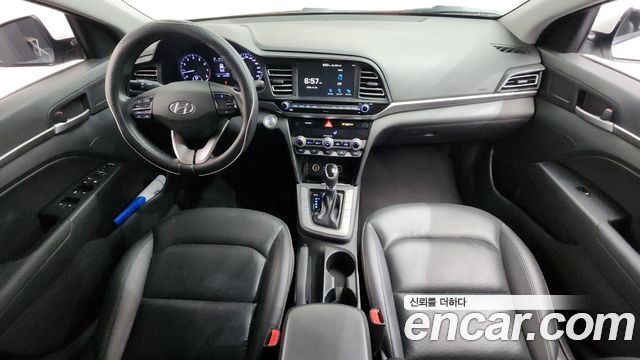 Hyundai Avante — interior