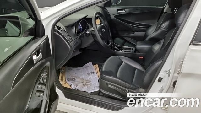 Hyundai Sonata — interior
