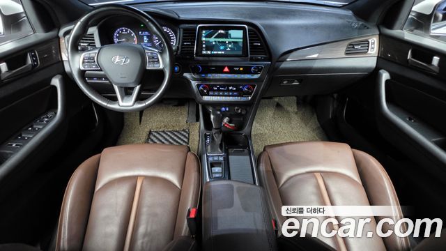 Hyundai Sonata — interior