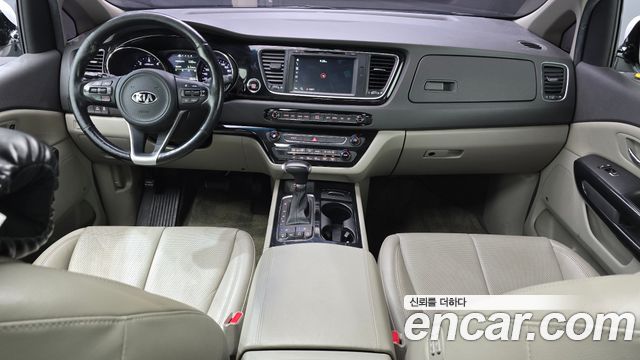 Kia Carnival — interior