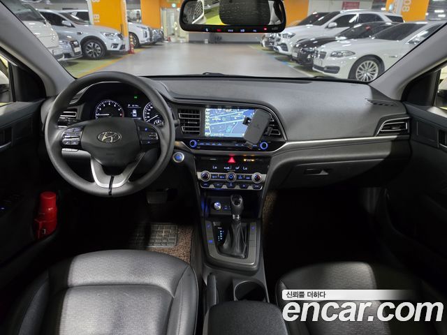 Hyundai Avante — interior