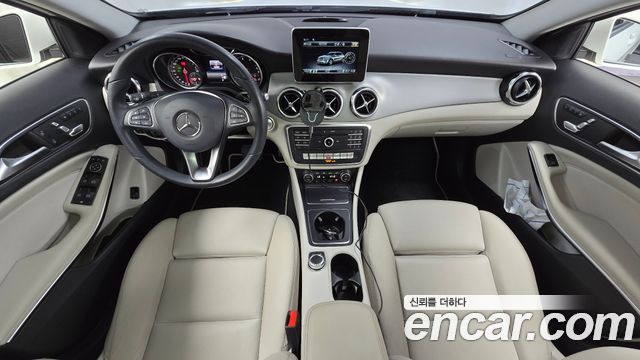 Mercedes-Benz GLA-Class — interior
