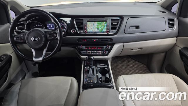 Kia Carnival — interior