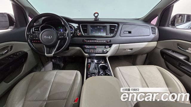 Kia Carnival — interior