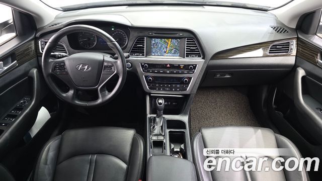 Hyundai Sonata — interior