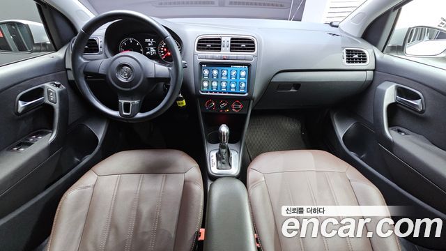Volkswagen Polo — interior