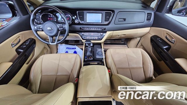 Kia Carnival — interior
