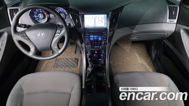 Hyundai Sonata — interior