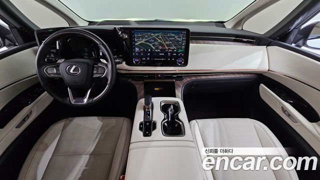 Lexus LM — interior