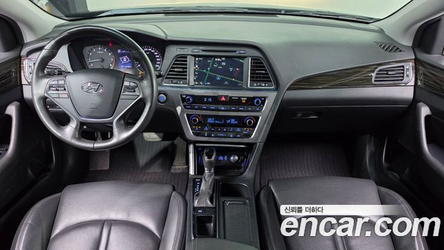 Hyundai Sonata — interior