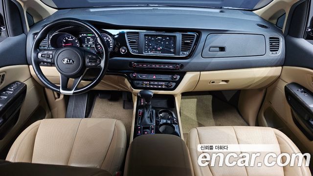 Kia Carnival — interior