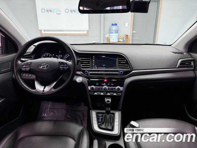 Hyundai Avante — interior