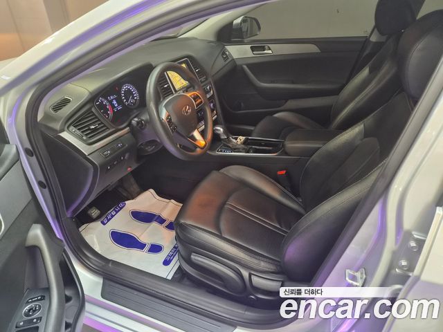 Hyundai Sonata — interior
