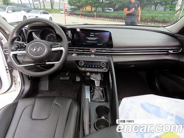 Hyundai Avante — interior