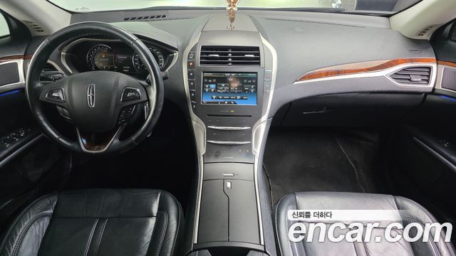 Lincoln MKZ — interior