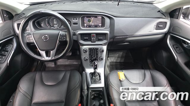 Volvo V40 — interior