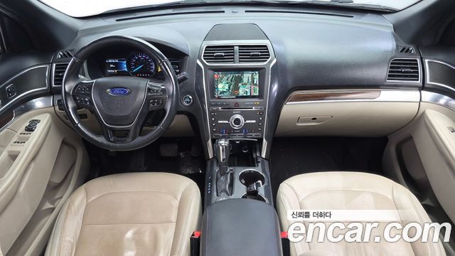 Ford Explorer — interior