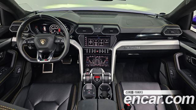 Lamborghini Urus — interior