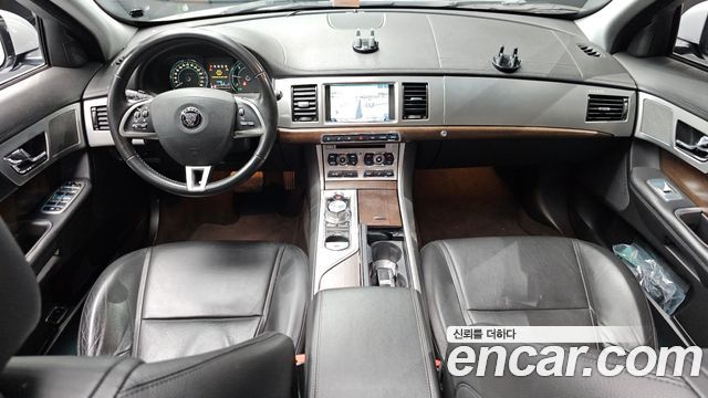 Jaguar XF — interior