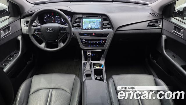 Hyundai Sonata — interior