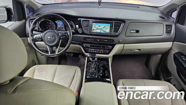 Kia Carnival — interior