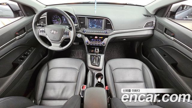 Hyundai Avante — interior