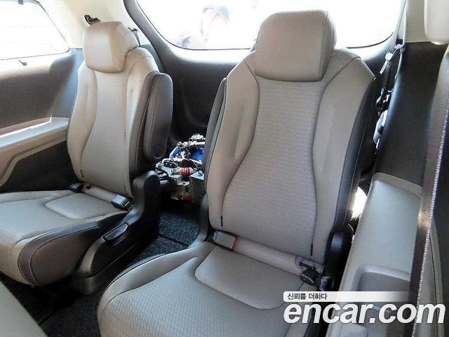 Kia Carnival — interior