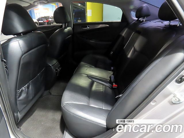 Hyundai Sonata — interior