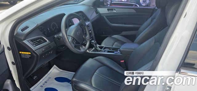 Hyundai Sonata — interior