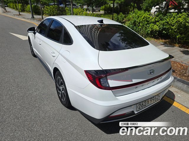 Hyundai Sonata — interior
