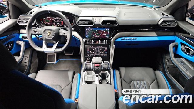 Lamborghini Urus — interior