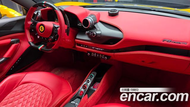 Ferrari F8 — interior