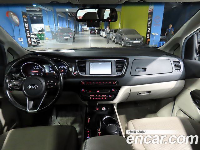 Kia Carnival — interior