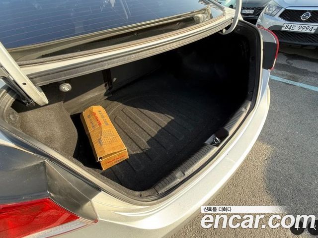 Hyundai Avante — interior