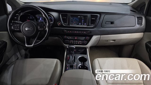 Kia Carnival — interior