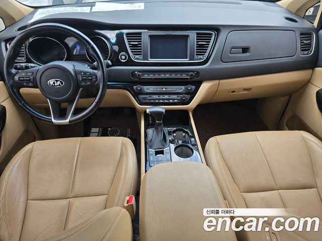 Kia Carnival — interior